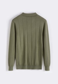 Pull en tricot vert olive à manches longues avec une texture côtelée verticale et un col montant court, vu de l'arrière.