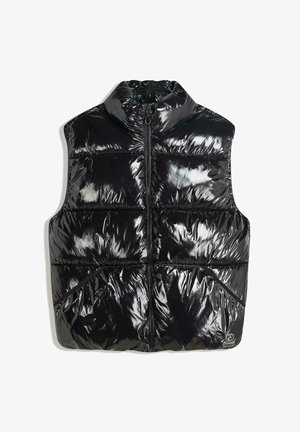 Sort puffervest med høj krave, blank overflade, lynlås foran og quiltet design med diagonale sømme.