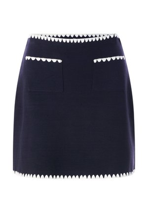 Mornarsko modra krilo s prilegajočo obliko, z belo nazobčano obrobo ob pasu in spodnjem robu, z dvema sprednjima žepoma z nazobčanimi robovi.