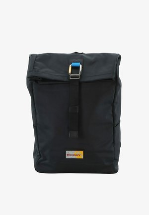Zaino nero con design a roll-top, dotato di una tracolla blu regolabile e una fibbia argentata. Include un'etichetta di marca gialla e grigia.