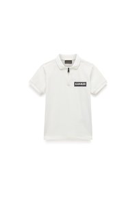 Hvit polo skjorte laget av bomull, med kort ermer, en glidelås krage, og en svart logo-lapp på venstre bryst.