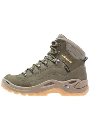 Grøn høj vandrestøvle med beige sål, metaløse og Gore-Tex mærke, med "Lowa" branding på siden.