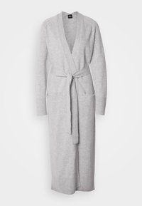 Lysegrå lang strikket cardigan med frontlommer og et matchende bælte bundet ved taljen, vist på en ensfarvet hvid baggrund.