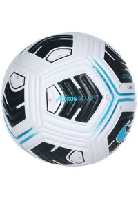 Weißer Fußball mit einer strukturierten Oberfläche, schwarzen geometrischen Mustern und blauen Akzenten. Zeigt Logos und Designelemente prominent.