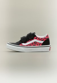 Αθλητικό παπούτσι με λεοπάρ μοτίβο σε μαύρο και ρόζ, άσπρη πλευρική ρίγα, δύο μαύρες λουρίδες Velcro και άσπρη λαστιχένια σόλα.