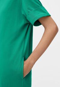 s.Oliver MIT GESCHLITZTEM SAUM - Robe en jersey - smaragd