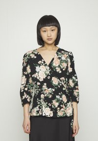 Blusa envolvente preta com padrão floral, com mangas 3/4, apresentando rosas pêssego e folhas verdes, decote em V, cintura franzida e textura de tecido suave.