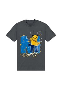 Šedé bavlněné tričko s žlutým plyšovým medvědem v modrém kouzelnickém klobouku, s textem „M znamená magie!“ a obklopené hvězdami.