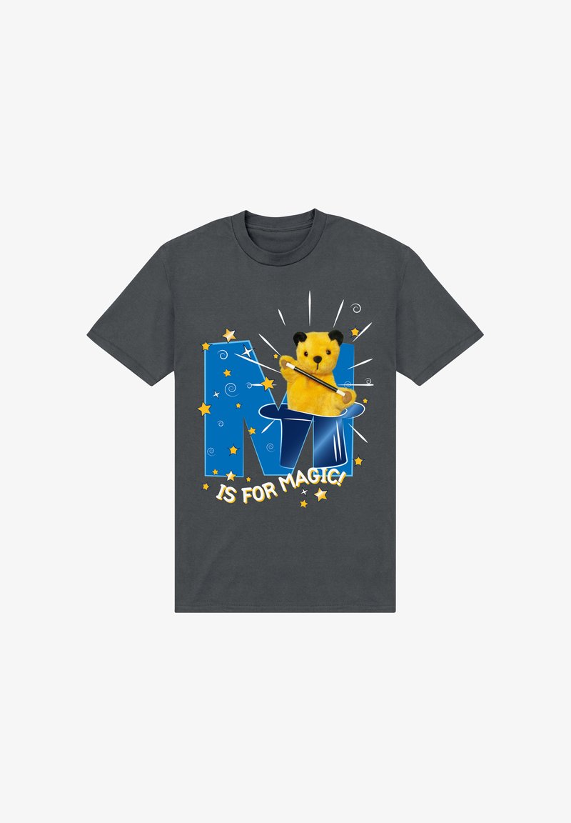 Šedé bavlněné tričko s žlutým plyšovým medvědem v modrém kouzelnickém klobouku, s textem „M znamená magie!“ a obklopené hvězdami.