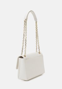 Bílá kabelka z umělé kůže se strukturovaným designem, zlatými řetízkovými popruhy a klopovým zavíráním. Hladká textura s minimalistickým estetickým vzhledem.