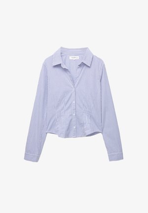 Niebiesko-biała koszula w pionowe paski z długimi rękawami, zapinana na guziki, z kołnierzykiem, dopasowana w talii i z mankietami na rękawach.