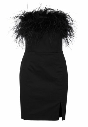 Czarna sukienka o dopasowanej sylwetce, z puszystym, teksturowanym czarnym futrem na górze oraz rozcięciem po boku dla dodatkowego efektu.