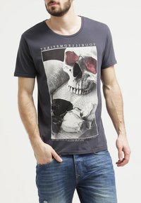 Šedé bavlněné tričko s grafickým potiskem lebky s červenými akcenty a květinovými prvky, kulatým výstřihem a krátkými rukávy.