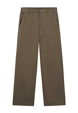 Brune bukser med lige ben, frontlommer, bæltestropper og knaplukning i taljen.