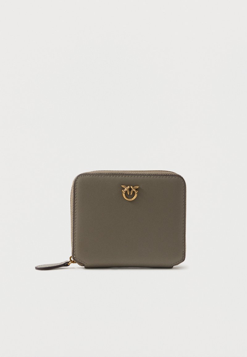 Cartera de cuero verde con herrajes dorados y logo en relieve. Presenta un cierre tipo zip alrededor y una textura suave. Forma rectangular compacta.