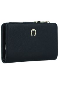 Monedero de cuero texturizado negro con un acento de logotipo en tono dorado. Cuenta con cierre de cremallera y un diseño compacto y rectangular.