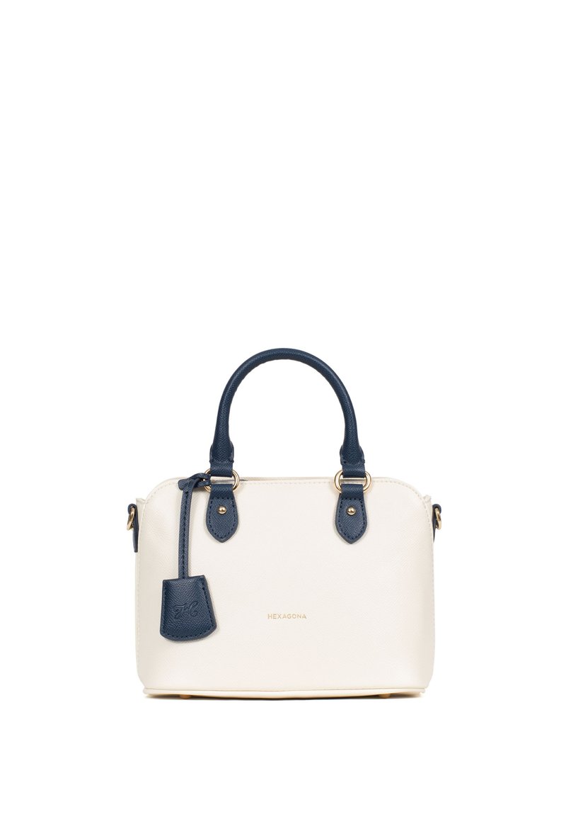 Piccola borsa a mano realizzata in materiale crema testurizzato con accenti blu scuro. Presenta due manici superiori, hardware dorato e un portachiavi.
