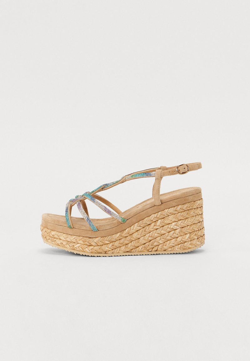 Sandal plataforma bege com sola de juta trançada, detalhes em tiras elásticas multicoloridas e fecho no tornozelo. Material em camurça na parte superior.