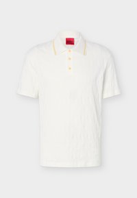 Λευκό κοντομάνικο πόλο πουκάμισο με υφασμάτινη υφή, τρία κίτρινα κουμπιά και κίτρινες ρίγες στις άκρες του γιακά.