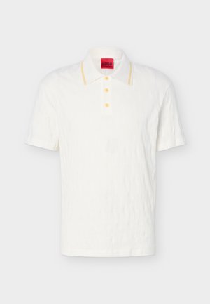 Λευκό κοντομάνικο πόλο πουκάμισο με υφασμάτινη υφή, τρία κίτρινα κουμπιά και κίτρινες ρίγες στις άκρες του γιακά.