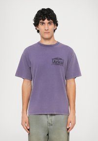 Tricou din bumbac violet, cu guler rotund și mâneci scurte. Prezintă un logo Aries negru pe partea stângă a pieptului. Croi casual, lejer.