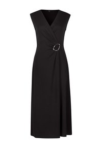 Czarna sukienka o fasonie kopertowym, bez rękawów, z okrągłą srebrną klamrą w talii oraz zwiewną spódnicą do kolan.