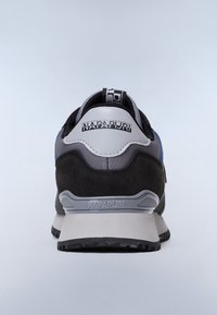 Czarno-szare sneakersy z zamszową i siateczkową cholewką, z szarym śródpodeszwą i teksturowaną czarną podeszwą zewnętrzną. Logo 'NAPAPIJRI' na pięcie.