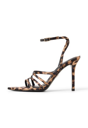 Sandal con tacco alto in stampa leopardata, con sottili cinturini neri e fibbia alla caviglia. Design open toe e tacco a stiletto. Texture liscia.