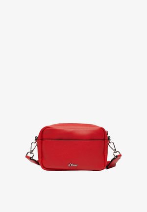 Rode synthetische schoudertas met een gestructureerd oppervlak, ritsluiting en verstelbare schouderband. Bevat een zilveren logo aan de voorkant.