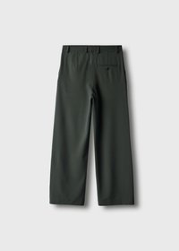 Donkergroene, wijde broek gemaakt van gladde stof, met een achterzak met een knoop en een strakke tailleband.
