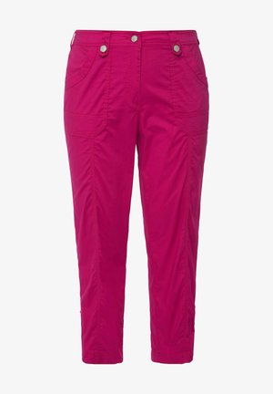 Fuchsiové kalhoty vyrobené z lehkého materiálu, zkrácené délky, s dvěma předními kapsami a stříbrnými knoflíkovými akcenty. Hladká textura a pohodlný design.