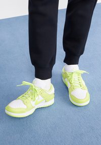 Niewybrane, light lemon twist/white