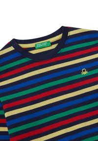 Mehrfarbig gestreiftes T-Shirt in Marineblau, Gelb, Grün, Rot und Blau, mit Rundhalsausschnitt und kleinem gesticktem Logo auf der Brust.