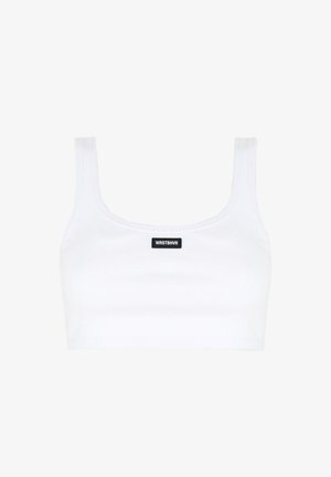 Bílý žebrovaný zkrácený top s čtvercovým výstřihem a tenkými ramínky, na přední straně s malou černou nášivkou "WRSTBHVR".