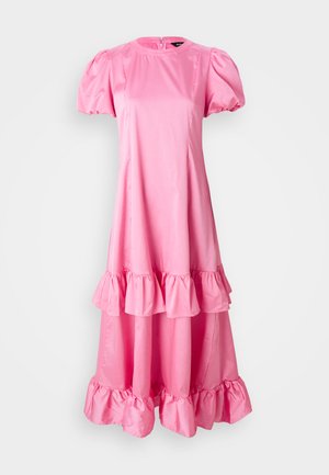 Abito rosa con maniche a sbuffo, caratterizzato da balze sovrapposte all'orlo, vestibilità morbida, texture satinata liscia e chiusura con zip sul retro.