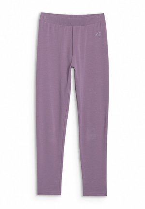 Fioletowe bezszwowe elastyczne legginsy z elastycznym pasem i małym logo 4F na górnej lewej części uda.