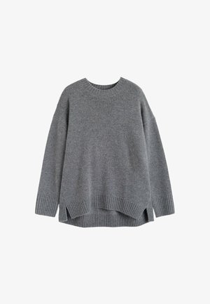 Pull en maille gris avec un col ras du cou, des épaules tombantes, des bords côtelés aux poignets et à l'ourlet, et présentant des fentes sur les côtés pour un ajustement décontracté.