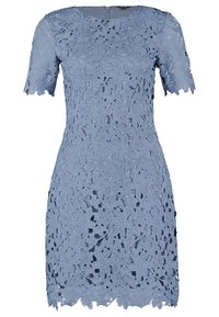 Vestido de encaje en azul claro con patrón de flores recortadas, mangas cortas y cuello redondo. Presenta un cierre de cremallera en la parte posterior.