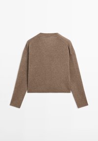 Bruin cropped sweater met lange mouwen, met een ronde halslijn en een zachte, gestructureerde afwerking. Eenvoudig, minimalistisch ontwerp zonder versieringen.