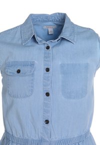 Robe en denim bleu clair, manches courtes, devant à boutons, deux poches poitrine avec rabats, taille élastique, texture lisse.
