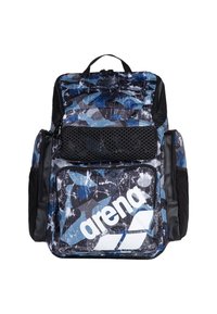 Blå, sort og grå camouflage-mønstret rygsæk med flere lynlåslommer, meshrum og hvid "arena" logo på frontlommen.