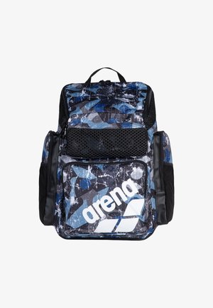 Blå, svart och grå ryggsäck i camouflage-mönster med flera dragkedjefickor, meshnätsfack och vit "arena"-logotyp på framsidan.