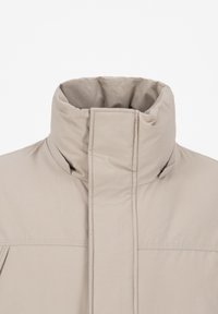 Beige højhalset jakke med en glat tekstur, der har vandrette syninger og et minimalistisk design. Ingen synlige lukninger eller mønstre.
