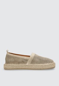 Zapato espadrille beige perforado tipo slip-on con suela de yute trenzado y lengüeta en el talón, mostrado de perfil sobre fondo liso.