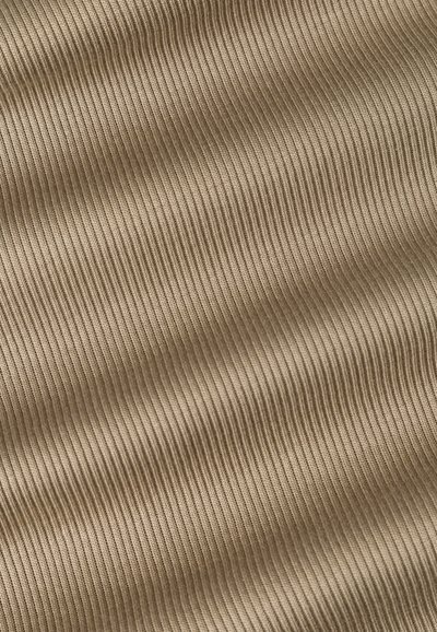 Gestructureerde stof in een warme beige kleur, met fijne verticale ribben die een gladde, golvende uitstraling creëren.