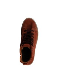 Zapatillas de gamuza marrón con diseño de caña alta, que cuentan con cordones marrones oscuros, una superficie texturizada y una suela de goma blanca.