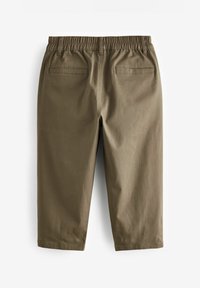Olivgrüne Shorts mit elastischem Bund, zwei hinten liegenden Taschen und einem glatten, leicht strukturierten Stoff. Knöchellänge, taillierte Passform.