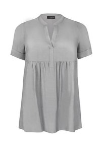 Krátký rukáv, světle šedá blůza vyrobená z hladké tkaniny, s V-výstřihem, volně střižená a se sbíraným detailem v pase.