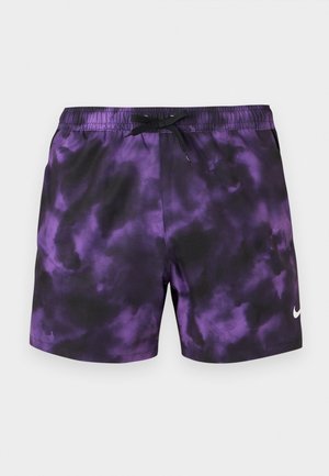 Lila és fekete batikolt fürdőnadrág rugalmas derékrésszel, fekete húzózsinórral, oldalzsebekkel és fehér Nike logóval a bal lábszáron.