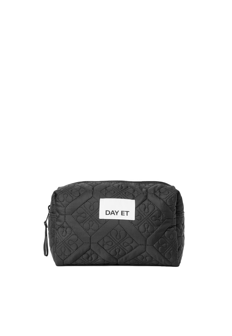 Schwarze, gesteppte Kosmetiktasche in rechteckiger Form, mit einem auffälligen weißen Etikett, auf dem "DAY ET" steht. Das strukturierte Muster verleiht dem Design zusätzliche Details.